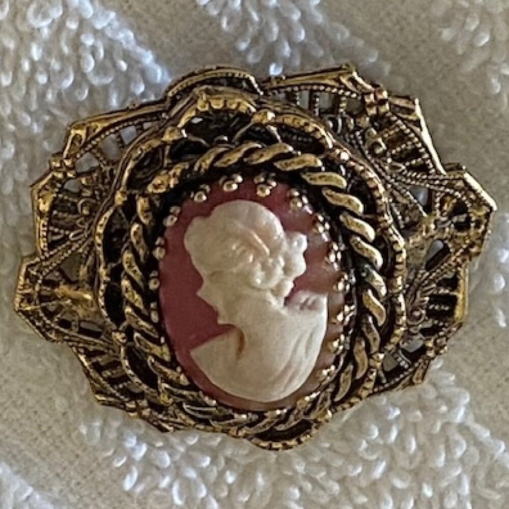 Vintage SHELL CAMEO Victorian BROOCH ~ 3-layer ANTIQUED GOLD FILIGREE Setting